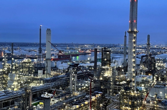 SILICON Success Story a refinery in Rotterdam
